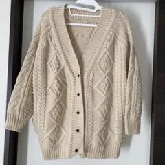 ベージュ ケーブルニット
