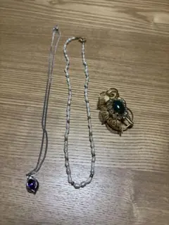 ブローチとネックレス