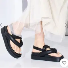 FABBY FABBY.ブラックパデッドトングサンダル 24cmのサムネイル