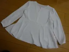 23区 未使用 　【洗える】サテンアムンゼン パール釦 ブラウス３８のサムネイル