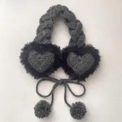 イヤーマフ ハート型 ぽんぽん付き 編み物 グレー　ブラック　耳当て