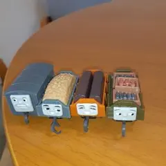 カプセルプラレール　顔付き貨車　いたずら貨車　トーマス　4両セット　ガチャ