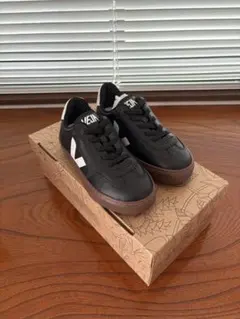 新品未使用VEJAキッズ スニーカー 18cm VOLLEY ブラック ホワイトのサムネイル