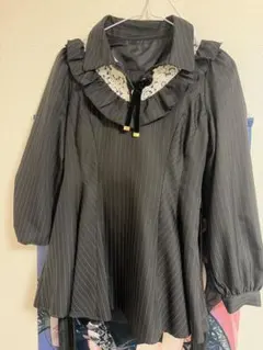 フリル付きストライプブラウス