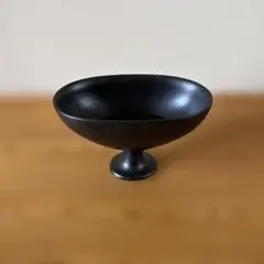 黒い楕円形の花器
