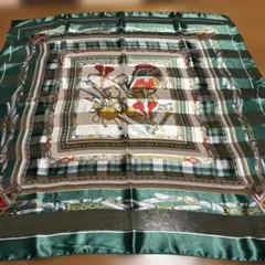 装飾的な緑色シルク風スカーフ