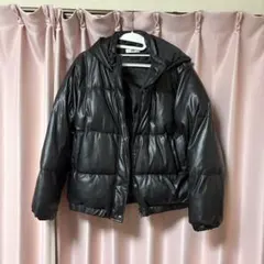 フード付きブラックダウンジャケット