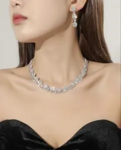 クリスタルネックレスとピアスセット