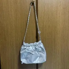リボン付きシルバーショルダーバッグ