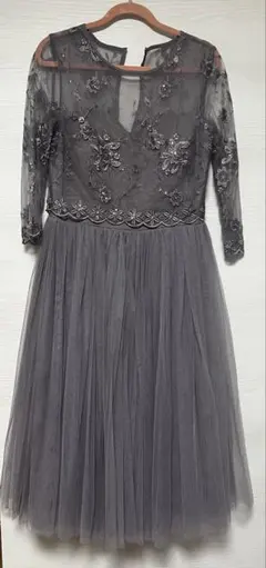 グレー 刺繍入り Vネック パーティードレス