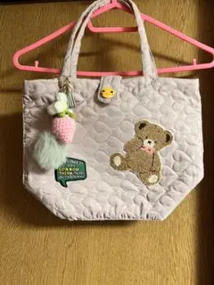 クマ刺繍付き薄ピンクバッグ