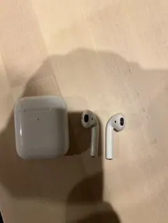 Apple AirPods with Charging Case 第2世代 M…
