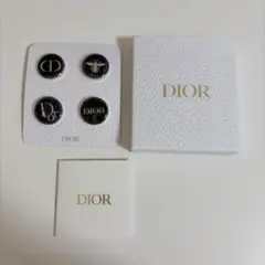 【新品未使用】Dior ロゴ入りピンバッチ 4個セット　ノベルティのサムネイル