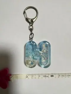 海モチーフ　貝入り　レジン製　ハンドメイドイニシャル「H」シャカシャカ　チャーム