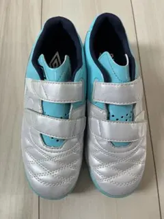Umbro フットサルシューズ シルバー/アクア