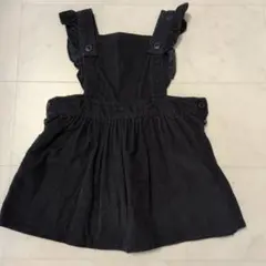 黒いフリル付きジャンバースカート