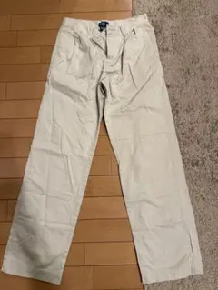 ベージュ チノパン
