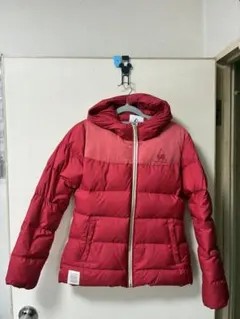 フード付き赤ダウンジャケット