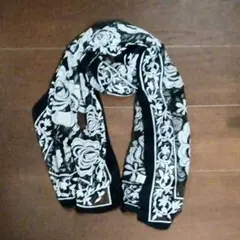 黒と白の花柄スカーフ