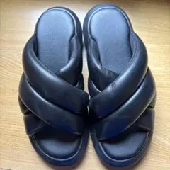 GU 黒いクロスストラップサンダル