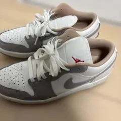 エア ジョーダン 1 LOW ホワイト、ベージュ