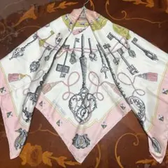 ✨極美品✨HERMES カレ90 シルクスカーフ 鍵柄 ピンク系　正規品