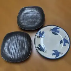 黒皿2枚と鳥模様の皿1枚セット