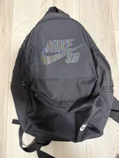 Nike ブラックバックパック SBロゴ付き
