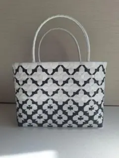 ppバンド　カゴバッグ　白色と黒色