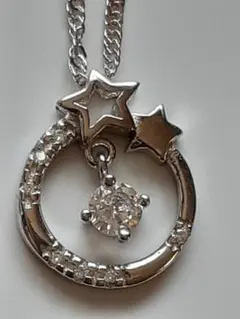 星が煌めく宇宙に輝くネックレス