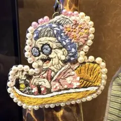 ❁⃘刺繍ストラップ　オープンカーおばあちゃん　全力おばあちゃん　プレゼント