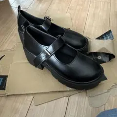 ストラップ付きブラックローファー厚底