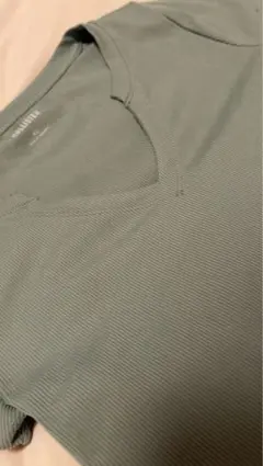 HOLLISTER XS グリーン Vネック トップ