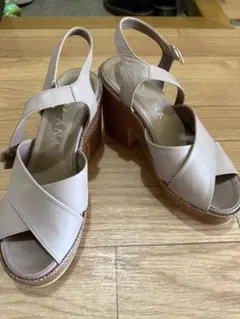 DIANA ベージュ クロスストラップ サンダル