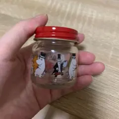 ムーミンキャラクターの小型ガラス瓶（赤い蓋）