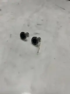 MARC JACOBS 黒い丸型ピアス