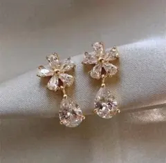【新品未使用】花柄クリスタルピアス　おしゃれ　可愛い