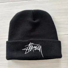 黒の刺繍ロゴニット帽