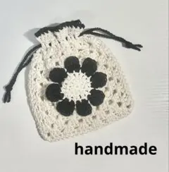 花モチーフ付きかぎ編み巾着ポーチ白黒