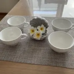 ホワイトの取っ手付きカップ4個セットと貝殻モチーフの置物