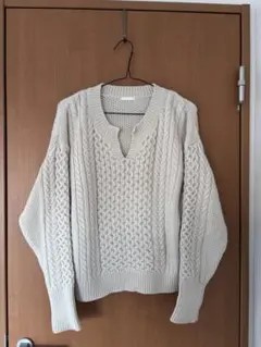 アイボリー ケーブル編み Vネックセーター Lサイズ