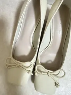 ホワイトリボン付きパンプス 太ヒール