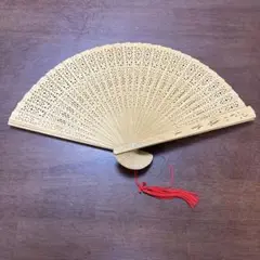 竹製透かし彫り扇子 赤タッセル