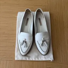 美品 DIANA/GOLDチェーン装飾ローファー ベージュ・ブラック - メルカリ
