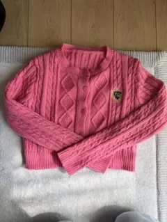 ピンク ケーブル編み クロップドニット
