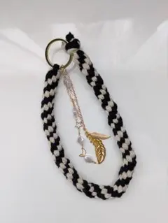 黒と白の編み込み携帯ストラップ