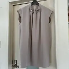 ノースリーブワンピース ライトグレー パールボタン付き