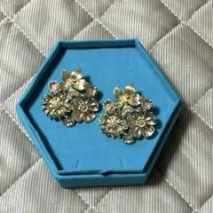 【新品】アンティーク風 フラワー ゴールドピアス