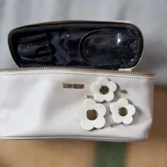 MARY QUANTフラワーモチーフポーチ