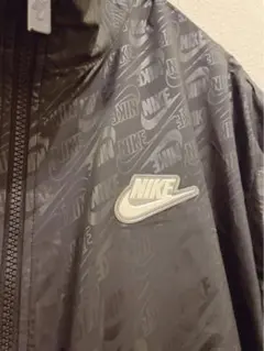 Nike ブラック ウィンドブレーカー　レディースLサイズ。ナイキロゴ総柄。